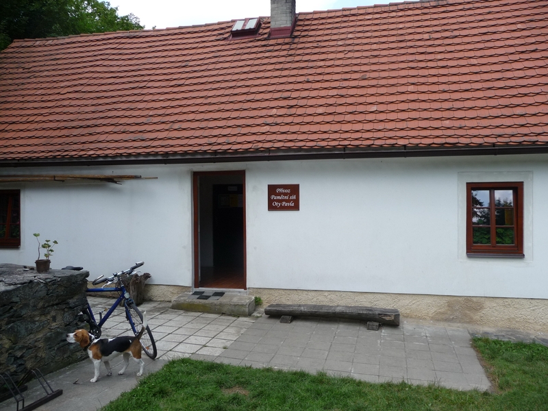 3. Moje kolečko odpočívá před památníkem Oty Pavla. Vzápětí šup s ním na loďku. 3. Moje kolečko odpočívá před památníkem Oty Pavla. Vzápětí šup s ním na loďku.