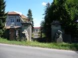 Zanedbaný vjezd do bývalého Heydrichova sídla Zanedbaný vjezd do bývalého Heydrichova sídla